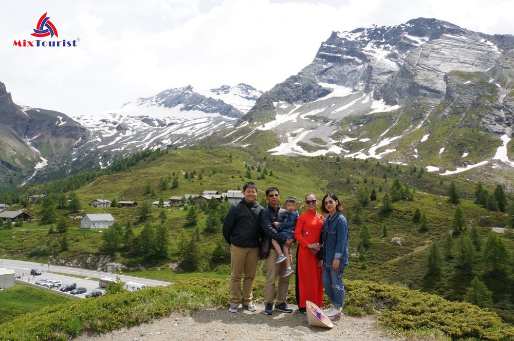 Du khách chụp ảnh cùng dãy Alps, Thụy Sĩ