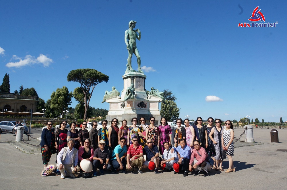 Đoàn khách chụp ảnh cùng bức tượng David khỏa thân tại Florence, Italy