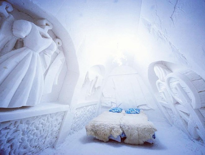 Các khu vực trong lâu đài đều được thắp với những tia sáng đầy màu sắc, khiến các bức tường làm từ băng tuyết thêm phần lung linh. Ảnh: 